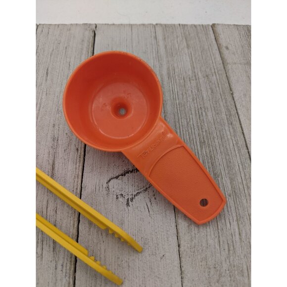 Vintage Tupperware Set 877 885 1299 Mini Funnel Lettuce Corer Toast Grabber - Picture 2 of 11